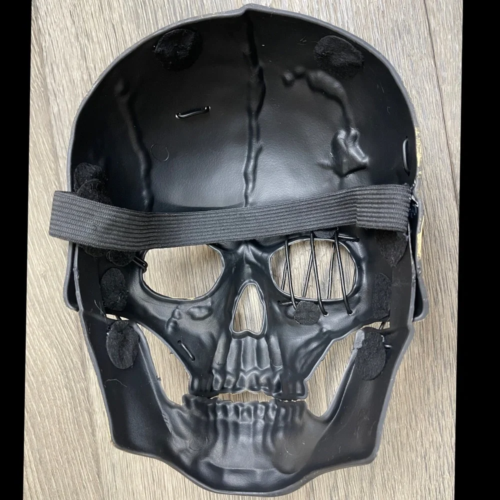 Skeleton mask with barbed wire and 